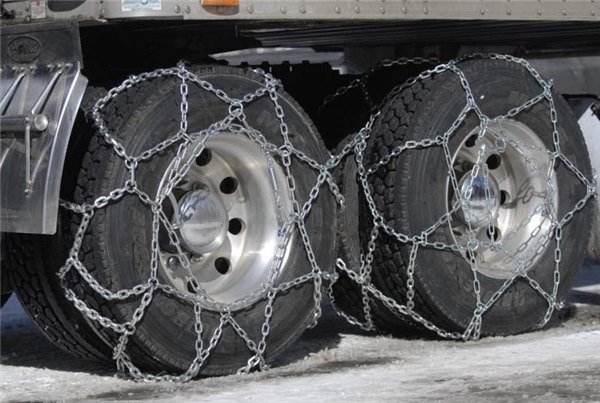 Зимняя резина грузовика с цепями для увеличения трения