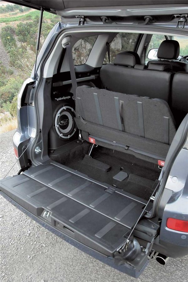 Багажник у этой модели сделан качественно и практично