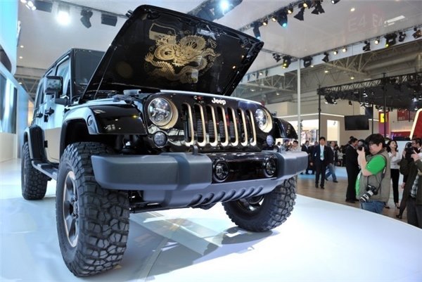 презентация jeep wrangler с открытым кузовом на выставке автомобилей