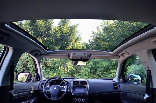 Панорамная крыша Mitsubishi ASX визуально в разы увеличивает пространство в автомобиле