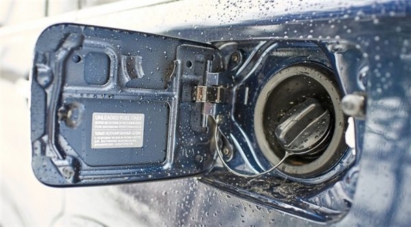 На крышке бензобака QX80 написаны рекомендации к использованию 98-го бензина